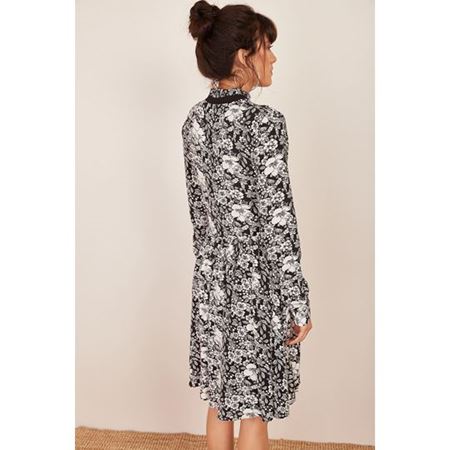 Siyah Yakası Bağlamalı Çiçek Desenli Elbise